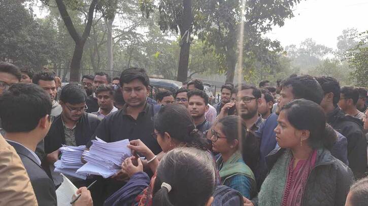 বিসিএস: পুনর্বিবেচনার আবেদন নিয়ে সচিবালয়ে প্রার্থীরা