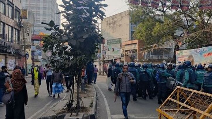 মাদ্রাসা মাঠে আদালত বসানোর প্রতিবাদে সড়কে আলিয়ার শিক্ষার্থীরা