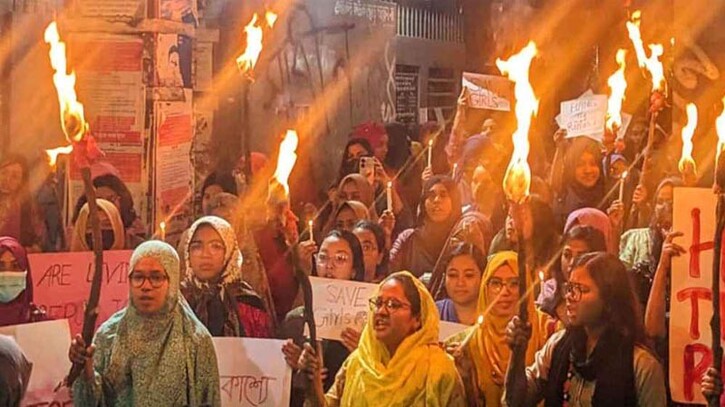 ঢাবিতে মশাল মিছিল: ধর্ষকদের প্রকাশ্যে ফাঁসির দাবি