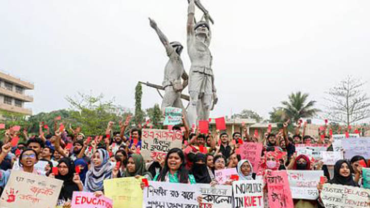 কুয়েট: প্রশাসন ও ছাত্ররাজনীতিকে শিক্ষার্থীদের লাল কার্ড প্রদর্শন