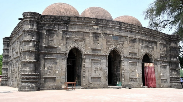 ৫২৭ বছরের ঐতিহ্যবাহী সুলতানি আমলের কুসুম্বা মসজিদ