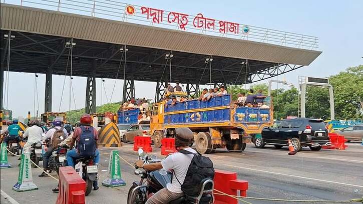 কাল ঈদ : শেষ সময়ে পদ্মা সেতু পাড়ি দিয়ে বাড়ি ফিরছেন মানুষ