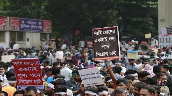 স্থায়ী চাকরির দাবিতে শাহবাগ অবরোধ আউটসোর্সিং কর্মীদের, যানজট