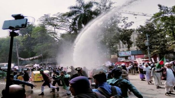 ইবতেদায়ি শিক্ষকদের পদযাত্রায় পুলিশের জলকামান-সাউন্ড গ্রেনেড নিক্ষেপ