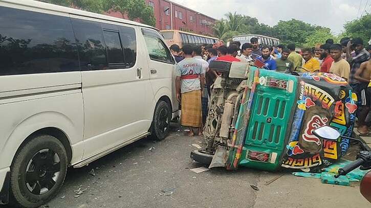 সিরাজগঞ্জে মাইক্রোবাস-অটোরিকশা সংঘর্ষে নিহত ৬