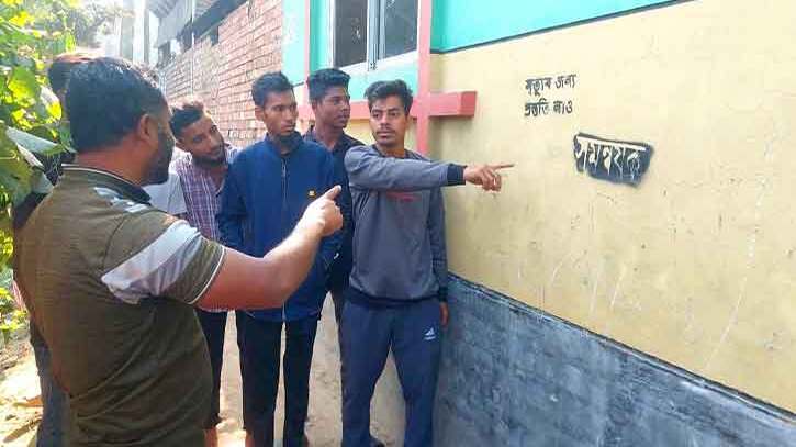 সমন্বয়কের বাড়ির দেয়ালে ‘মৃত্যুর জন্য প্রস্তুতি নাও’ লিখল কারা?