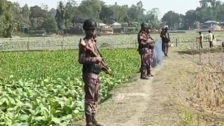 দহগ্রামে শূন্যরেখায় বেড়া দিলো বিএসএফ, সীমান্তে উত্তেজনা