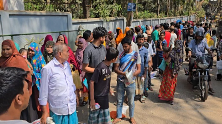 রাঙামাটিতে টিসিবি পণ্য নিতে এসে দীর্ঘক্ষণ অপেক্ষার ভোগান্তি