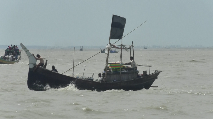 ঘূর্ণিঝড় ‘দানা’র প্রভাবে হাতিয়ার সঙ্গে সারা দেশের নৌ-যোগাযোগ বন্ধ