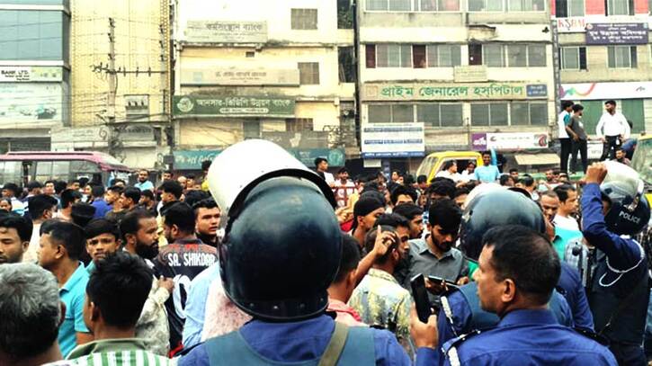 গাজীপুরে বকেয়া বেতনের দাবিতে পোশাক শ্রমিকদের সড়ক অবরোধ