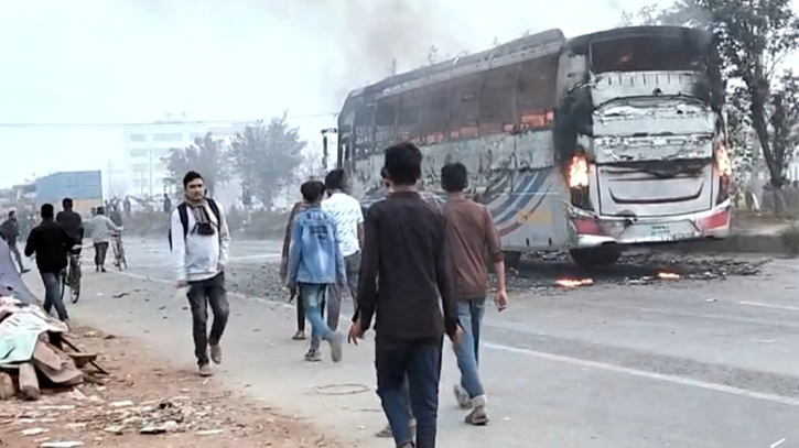 গাজীপুরে যানবাহন ভাঙচুর, কারখানায় আগুন দিলেন বেক্সিমকোর শ্রমিকেরা