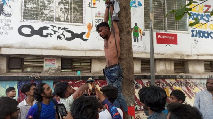 নারায়ণগঞ্জে ‘ছিনতাইকারী আখ্যা দিয়ে’ যুবককে গাছে ঝুলিয়ে নির্যাতন