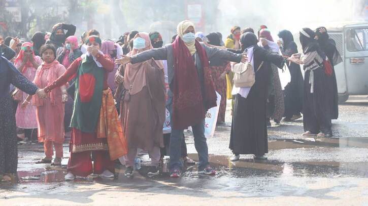 শাহবাগে শিক্ষকদের সড়ক অবরোধ, পুলিশের লাঠিচার্জ ও জলকামান