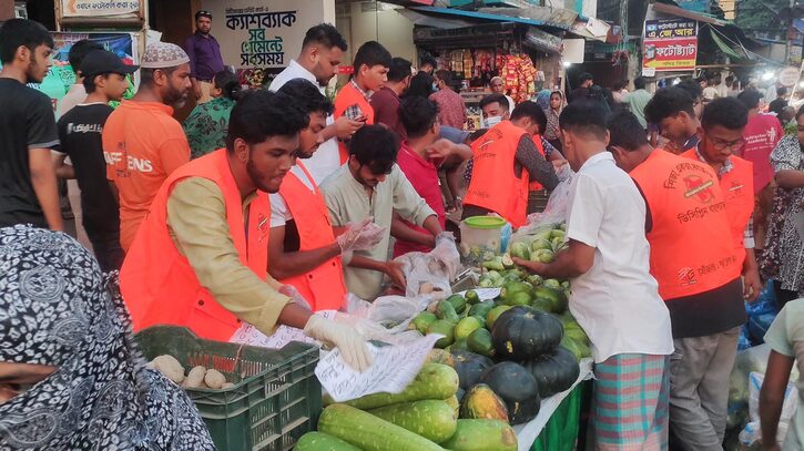 কম দামে ভ্যানে সবজি বিক্রি করল নাসিরনগর ছাত্রদল