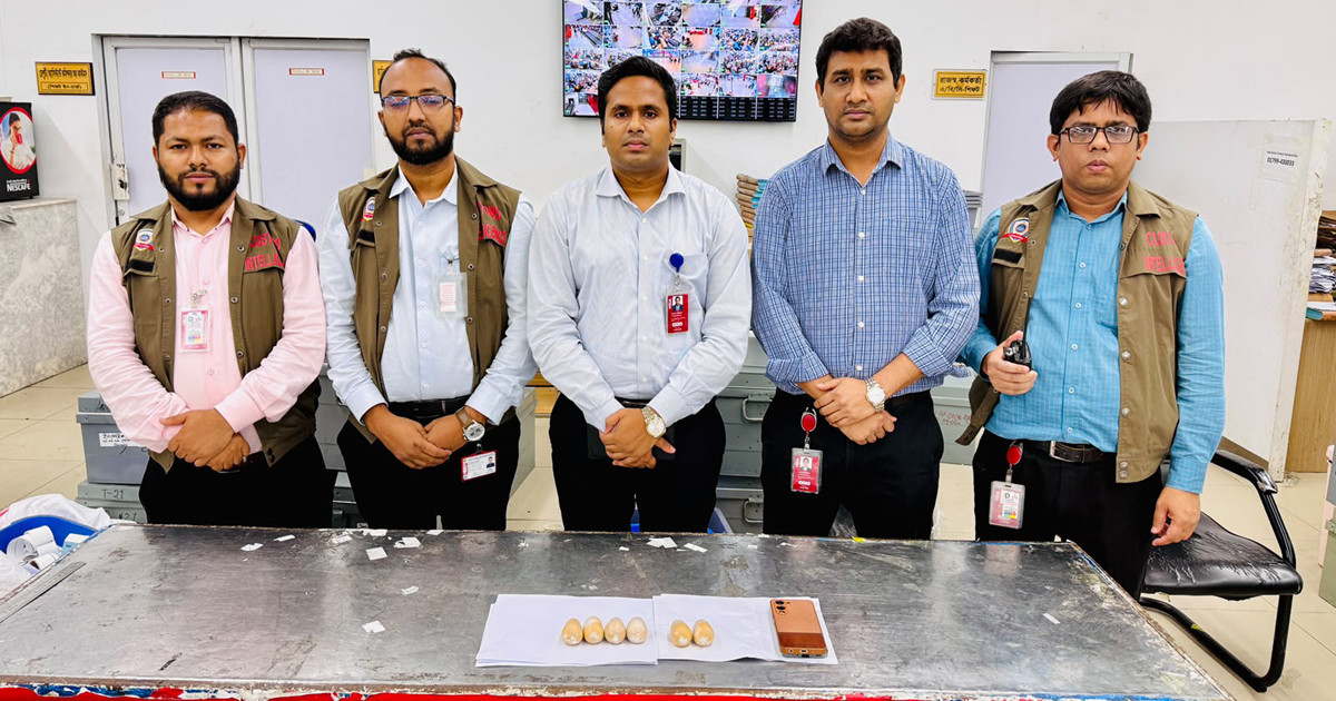পেটে ৬ ‘স্বর্ণের ডিম’ ও ফ্রাইপ্যানে মিলল ৫ কোটি টাকার সোনা