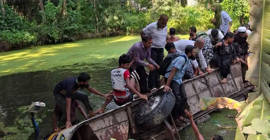 বরিশালে বাস নিয়ন্ত্রণ হারিয়ে পুকুরে, নিহত ১