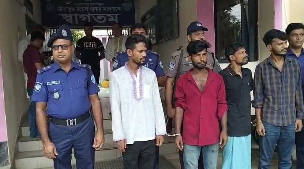 জঙ্গল সলিমপুর থেকে অস্ত্রসহ গ্রেপ্তার ৪