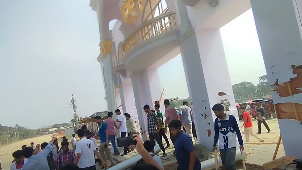 সচিবালয় স্থানান্তরের সিদ্ধান্ত: বাণিজ্য মেলার মাঠে শেকৃবি শিক্ষার্থী‌দের ভাঙচুর