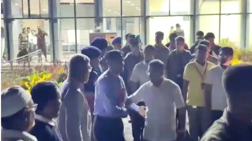 বিমানবন্দরের ভিডিও ‘ভাইরাল’, রাজশাহী বিভাগীয় কমিশনারকে ওএসডি