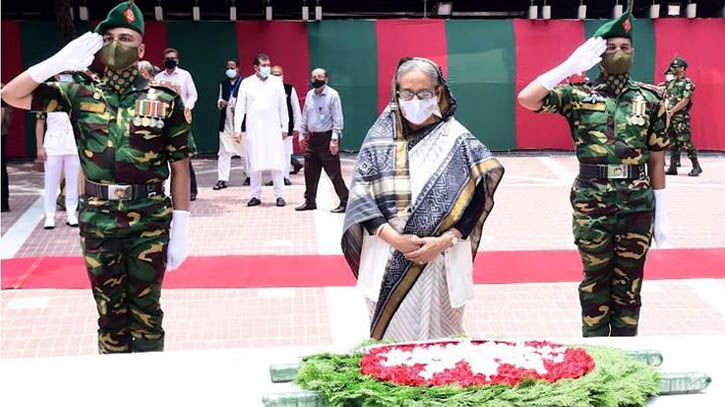 বঙ্গবন্ধুর মাজারে ফাতেহা পাঠ করলেন প্রধানমন্ত্রী