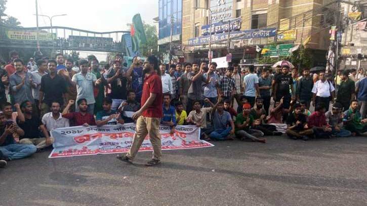 শিক্ষার্থীদের দখলে শাহবাগ-কারওয়ান বাজার-ফার্মগেট