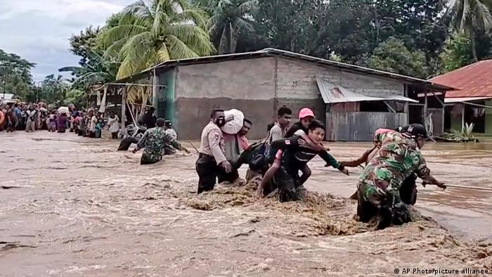 ইন্দোনেশিয়ায় বন্যা-ভূমিধসে শতাধিক প্রাণহানি