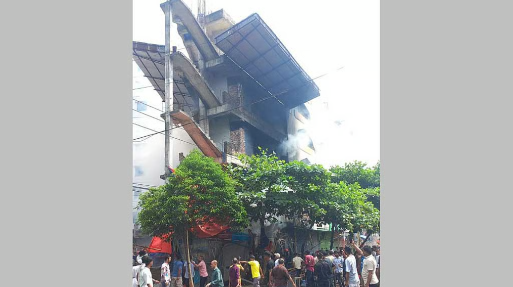 মিরপুরে হকার উচ্ছেদ অভিযান: সিটি করপোরেশনের তিন গাড়িতে আগুন
