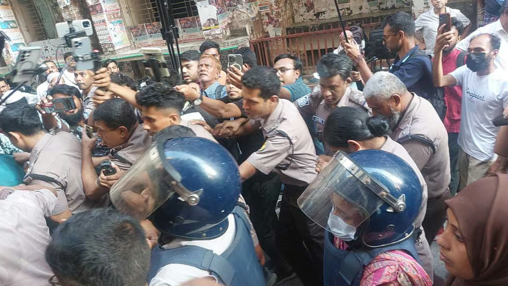 আয়াস-রিমির মামলার শুনানিতে আইনজীবীকে মারধর, হট্টগোল